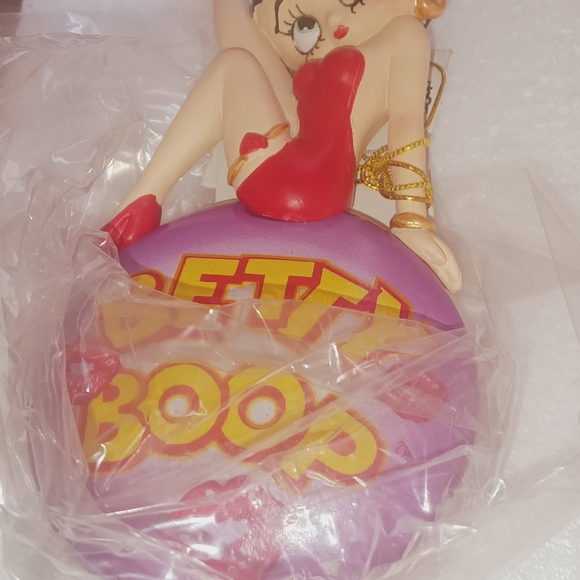 Betty Boop Figurine with Red Dress - Picture 2 of 3
